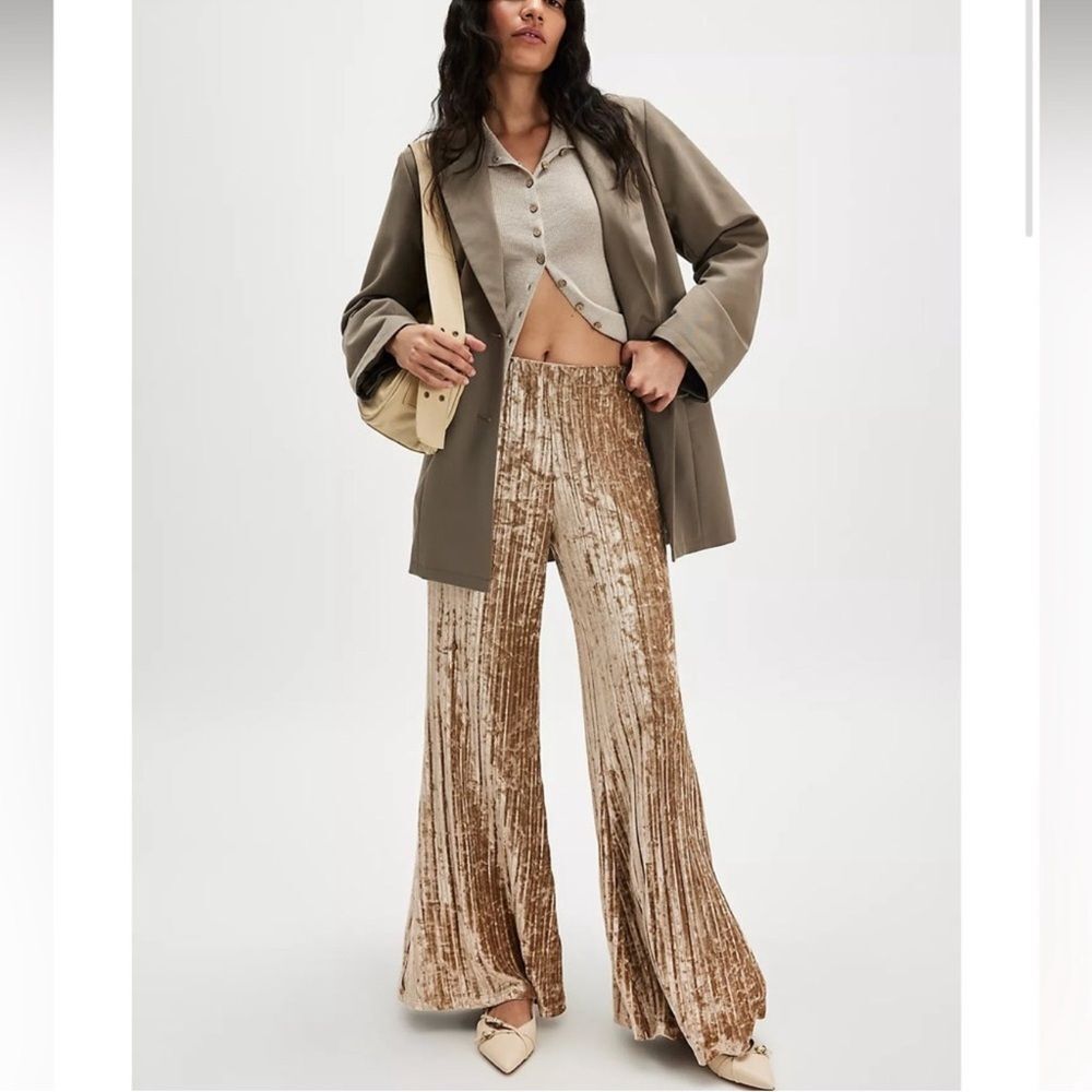 Free People Star Sign Ribbed Pleated Wide Leg Velvet Pants
O18 - Picture 2 of 6